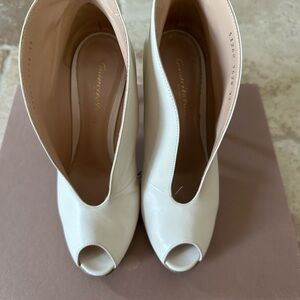 Gianvito Rossi Cream Peep-Toe Heels